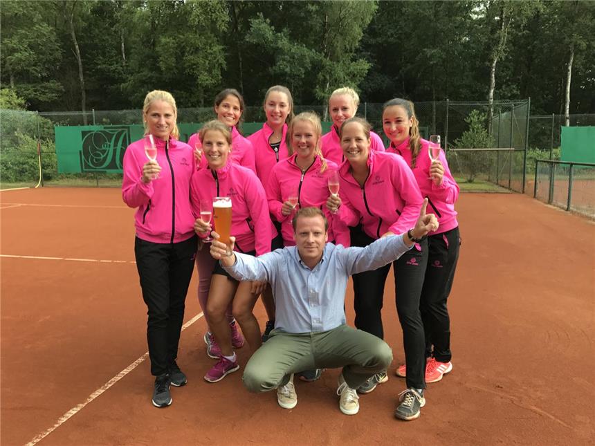 TC Deuten steigt in die Regionalliga auf Westfalenliga-Meister: die Deutener Damen, hier zusammen mit dem Vorsitzenden Jan-Henning Janowitz.