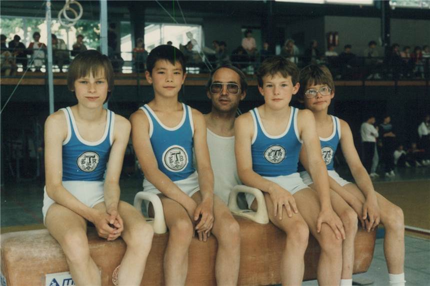 Wie der Vater so der Sohn – Brambauers erfolgreichster Turntrainer wird 80 Jahre alt Westfalenmeister 1985 von links Andreas Unterkötter, Oliver Sorge, Trainer Peter Wenzlik, Marc Hennemann und Claas Wenzlik.