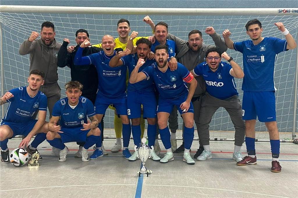 Mengede 08/20 düpiert Westfalenligisten und gewinnt Turnier Spieler von Westfalia Dortmund jubeln nach dem gewonnen Finale.