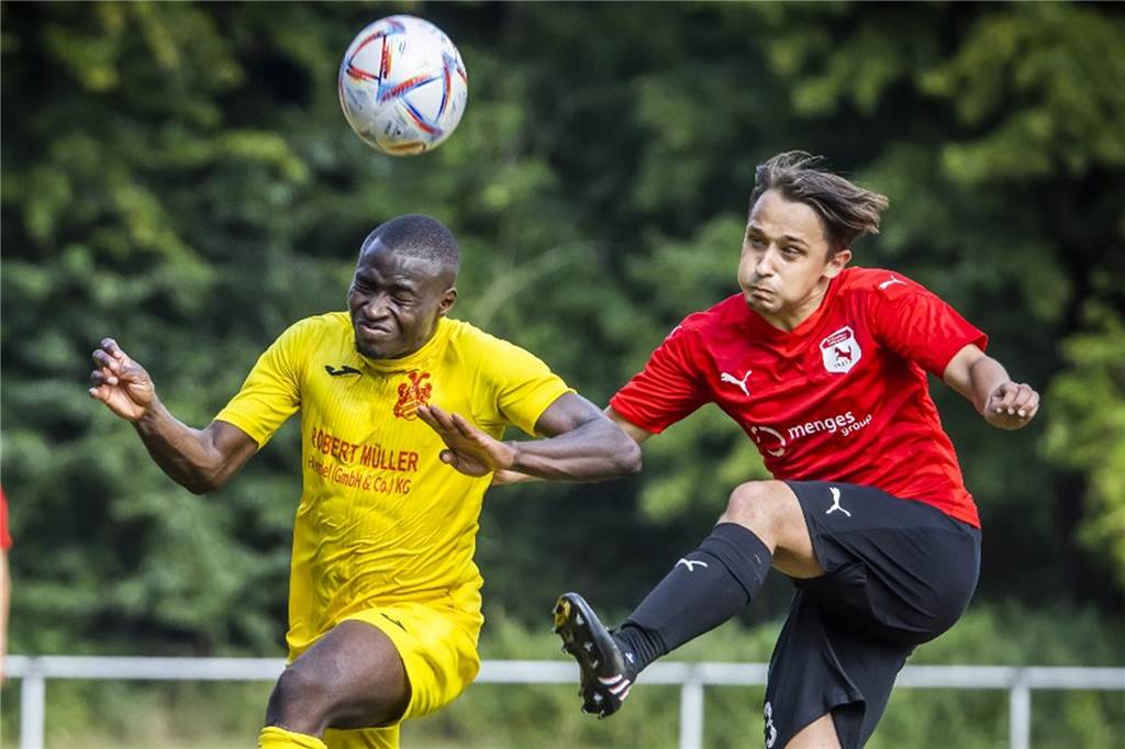 Bezirksliga: TuS Eichlinghofen setzt nächstes Ausrufezeichen – Mengede 08/20 strauchelt Ein Spieler von Westfalia Huckarde im Luftzweikampf gegen Mengede 08/20.