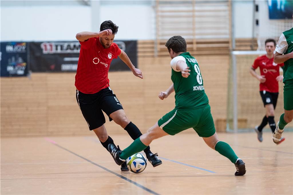 C-Ligist wirft Dortmunder Kreisliga-A-Team aus der HSM: Roj und Westfalia Huckarde dominant Ein Spieler dribbelt mit dem Ball.