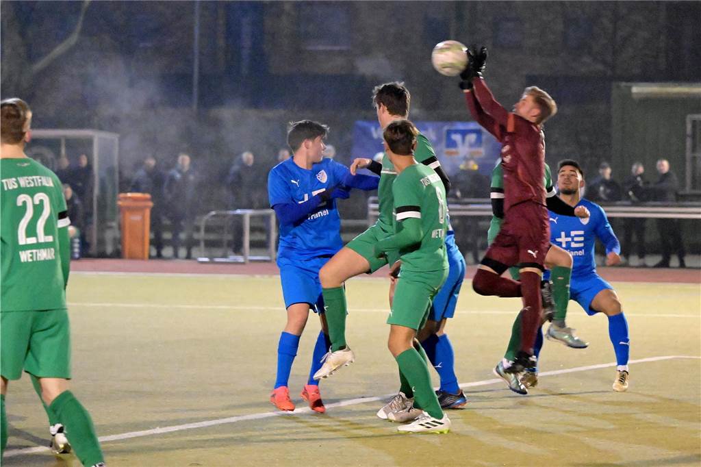 Westfalia-Wethmar-Keeper hält Ball.