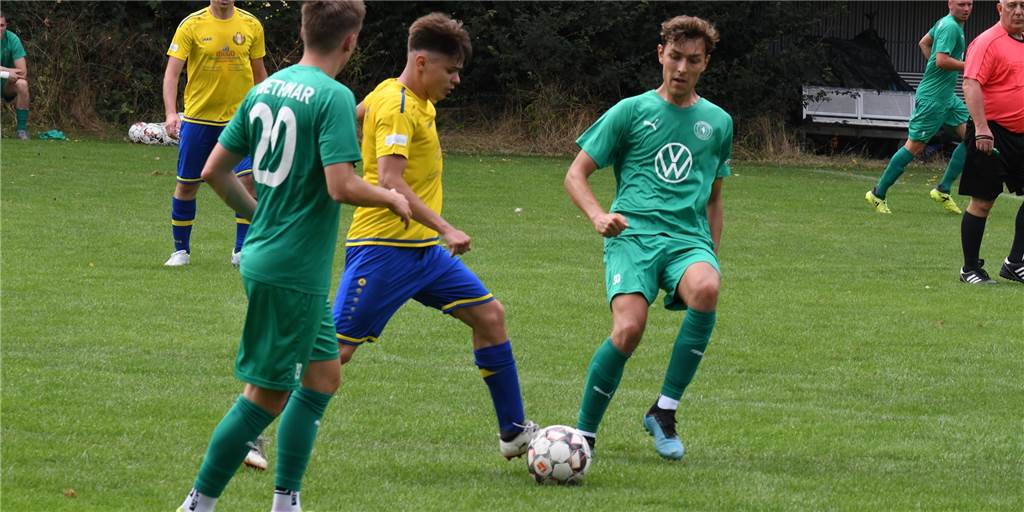 Westfalia Wethmar zieht gegen Romania ohne Glanz in Runde zwei ein – Führung nach wenigen Sekunden Westfalia Wethmar und Jonas Osterholz (r.) bekamen es im Kreispokal mit Ionel Covit (M.) und Romania Unita zu tun.
