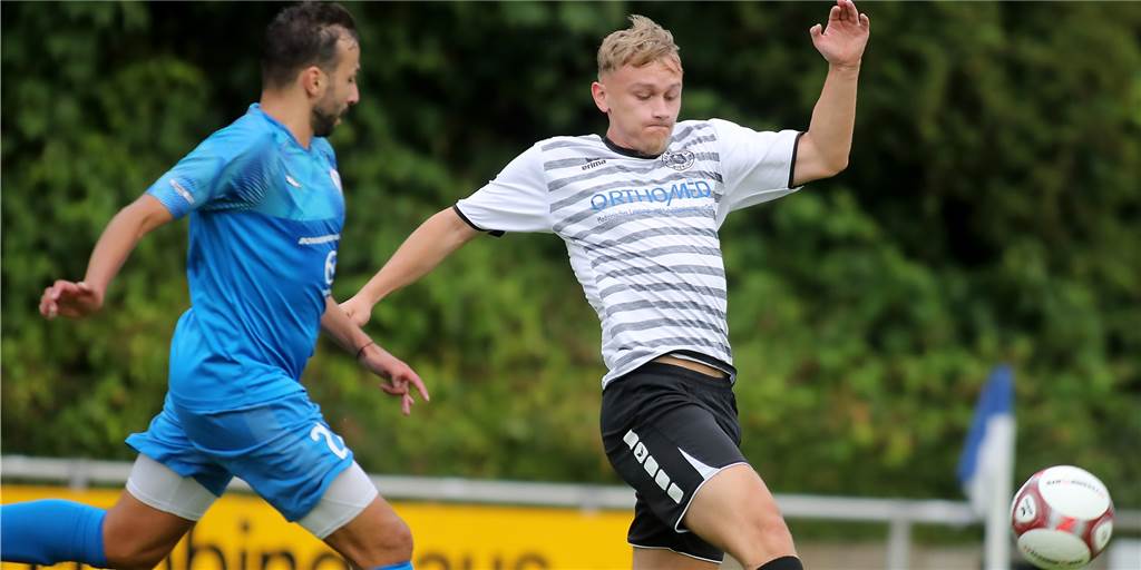 Westfalia Wickede geht nach Doppel-Platzverweis mit 1:8 komplett unter Ein Spieler von Westfalia Wickede spitzelt den Ball.