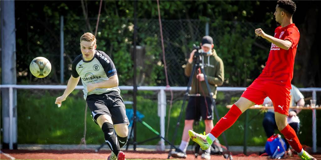 Wickede hat Hoffnung: Klub bezwingt Iserlohn - der Sieg bringt nicht nur drei Punkte mit sich Westfalia Wickede, hier mit Lukas Homann (l.), hat am Wochenende auch sportlich für Schlagzeilen gesorgt.