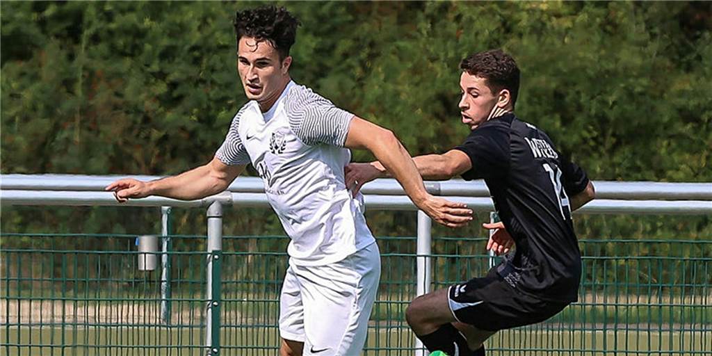 Probleme bei Westfalia Wickede werden größer – jetzt fällt auch noch der beste Spieler aus Ein Spieler von Westfalia Wickede verfolgt einen Gegner.