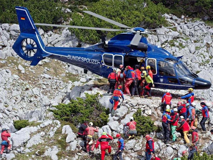 Verletzter Höhlenforscher nach elf Tagen gerettet Westhauser wird in einen Helikopter der Bundespolizei getragen. Foto: Nicolas Armer
