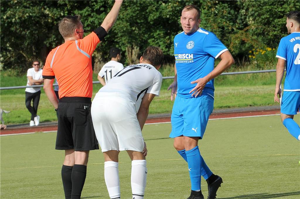 Westhofen gegen Königsborn Westhofens Dustin Zahlmann sieht in dieser Szene die Gelbe Karte.