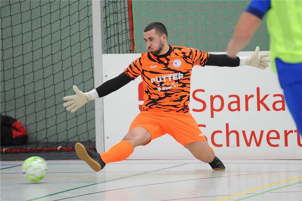 VfL Schwerte bejubelt den 13. Titelgewinn: Aluminium steht dem VfB Westhofen im Weg Westhofens Torwart Gianluca Caruso spielte ein starkes Turnier, konnte die Finalniederlage gegen den VfL Schwerte aber nicht verhindern.