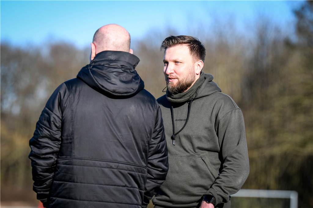 Westhofens Trainer Christoph Pajdzik (r.) hofft auf Schützenhilfe eines guten Kumpels.