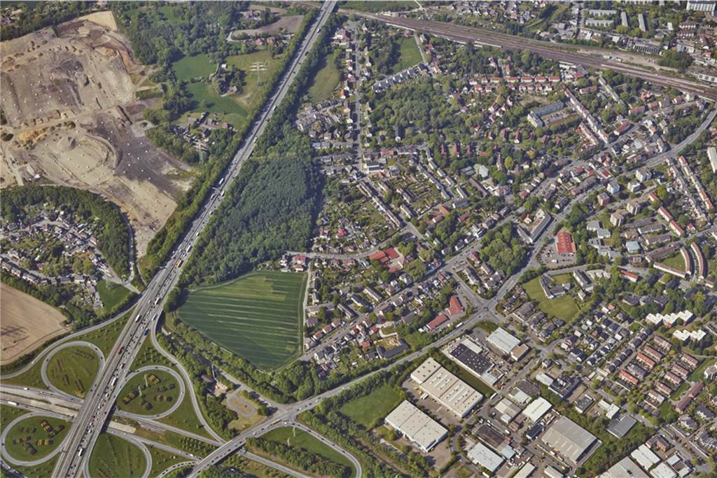 Westlich der A45 liegt derkünftige "LogPoint Ruhr", auf der anderen Seite der Autobahn das verkehrsberuhigte Wohngebiet. Die Straße Auf dem Brauck führt von der Brücke an der Bahnlinie Richtung Süden zur Straße Königshalt (unten rechts).