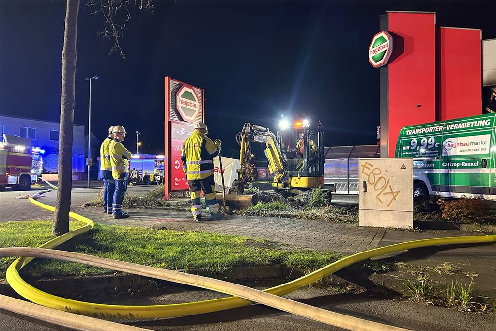 aaa Feuerwehrleute und ein Minibagger vor dem Baumarkt am Castrop-Rauxeler Westring.