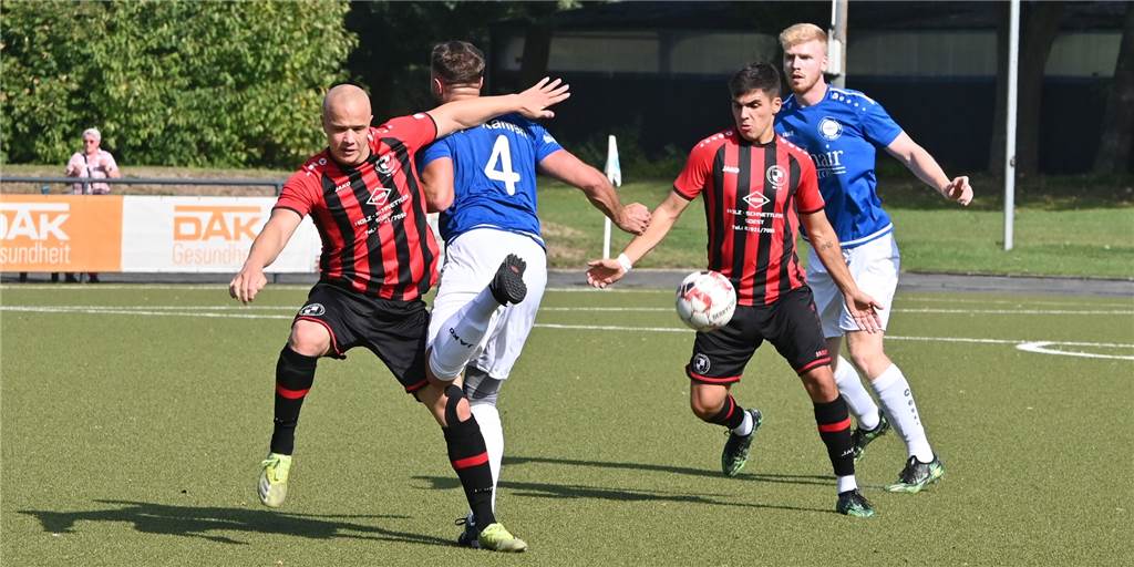 Über 100 Bilder zum Durchklicken vom Sport-Wochenende Westönnens Dreifach-Torschütze Bünyamin Tas hat in dieser Szene Markus Maier vom VfL Kamen im Griff.