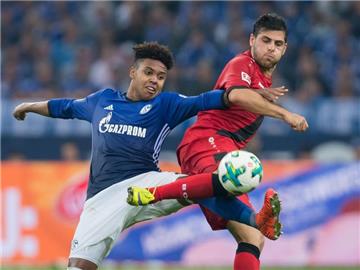 Weston McKennie (l.), hier im Duell mit Leverkusens Kevin Holland, wird dem FC Schalke 04 vorerst fehlen.