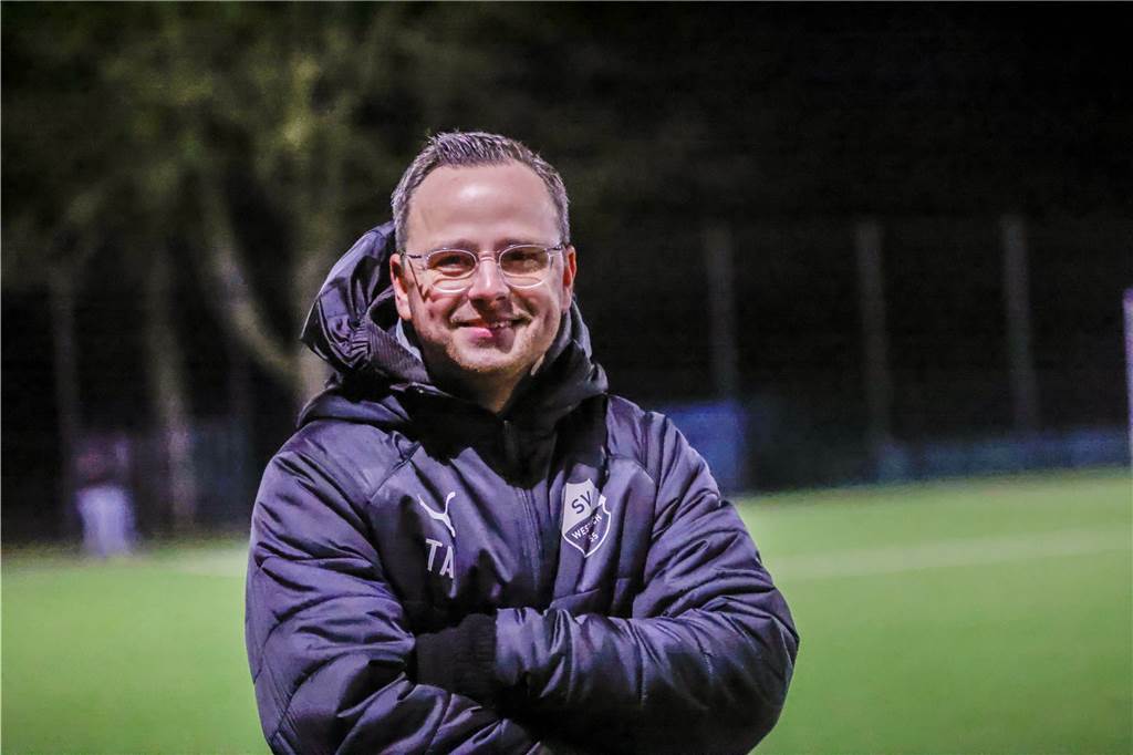 500 Zuschauer sehen den B-Liga-Knaller - Nach dem Spiel muss die Polizei einschreiten Westrich Trainer Tobias Ahland durfte nach Spielschluss strahlen.