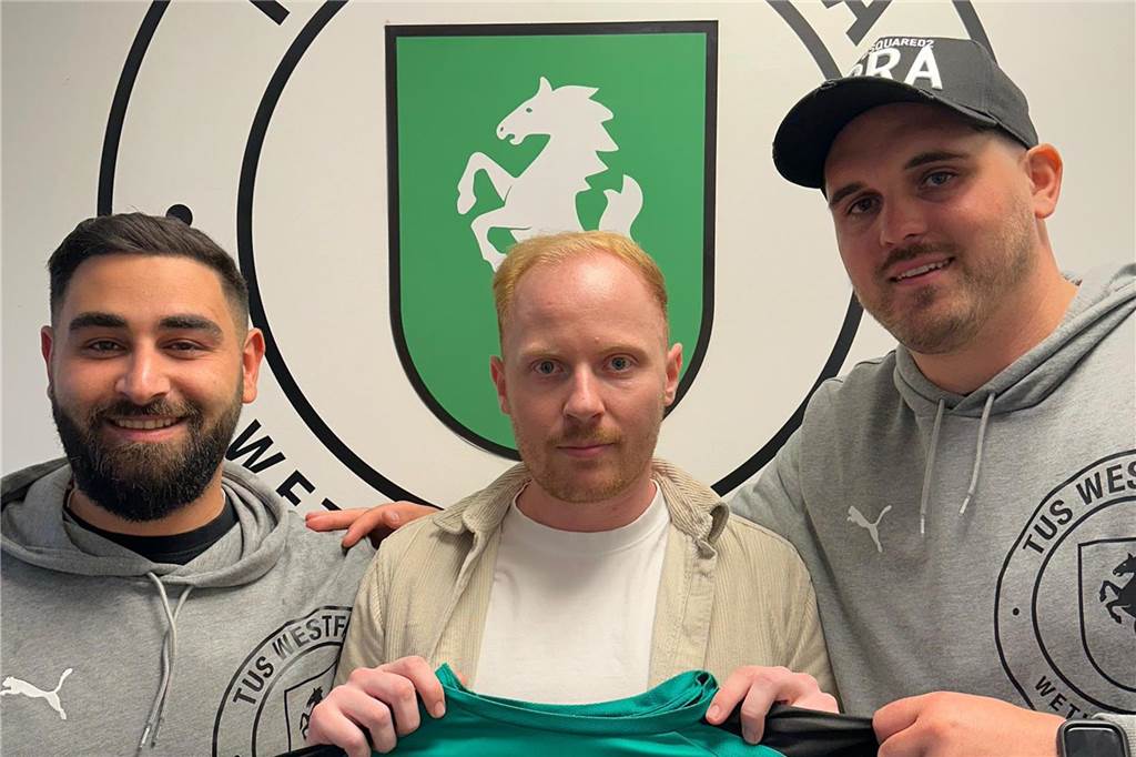 Westfalia Wethmar schnürt Transfer-Doppelpack vom SV Preußen Wethmar-Co Emre Tikici (l.) und Trainer Dominik Ciernioch (r.) begrüßen Neuzugang Fabian Kowalski (m.).
