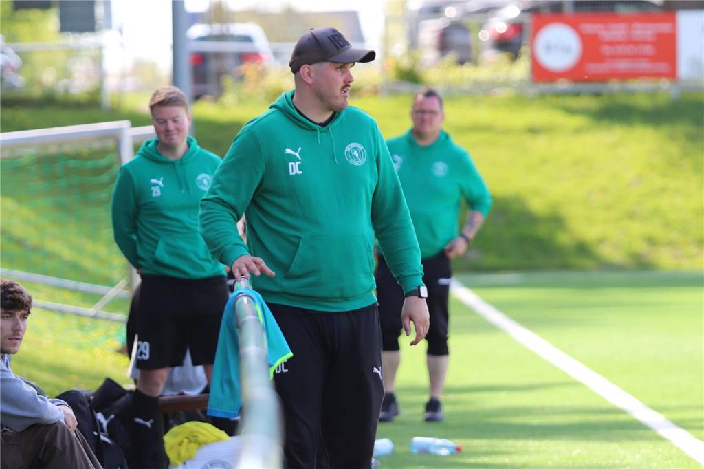 Westfalia Wethmar mischt weiterhin im Titelrennen mit: Sieg in Frömern Dominik Ciernioch am Rand der Partie zwischen Frömern und Wethmar