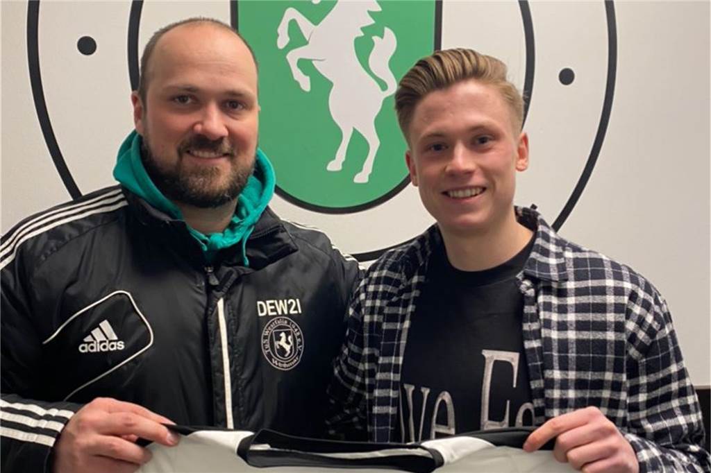 Westfalia Wethmar schlägt beim SV Herbern zu: Neuzugang wurde beim FC Schalke 04 ausgebildet Wethmar-Trainer Steven Koch (l.) und Robin Schmitt sind schon seit längerer Zeit in Kontakt.
