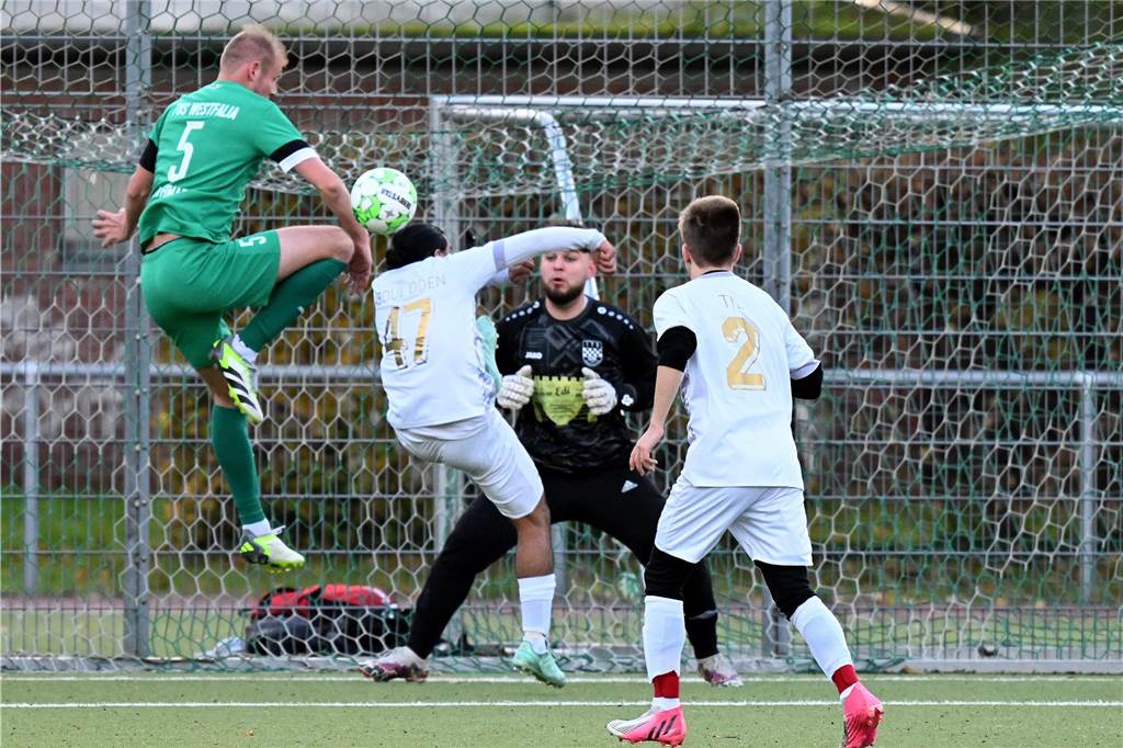 Wethmars Erste fertigte den VfK Weddinghofen glatt mit 5:0 ab.