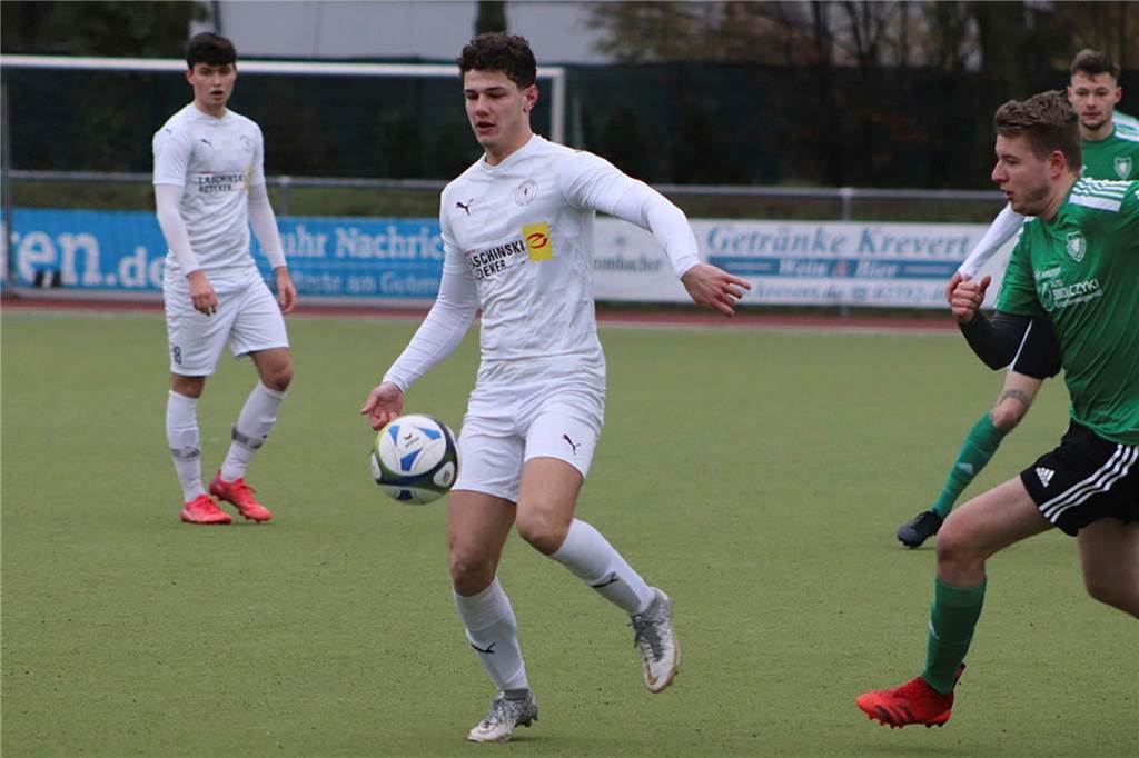 Gelungene Generalprobe: Wethmar II gewinnt Testspiel gegen A-Ligisten ungefährdet Jonas Allefeld behauptet den tickenden Ball.
