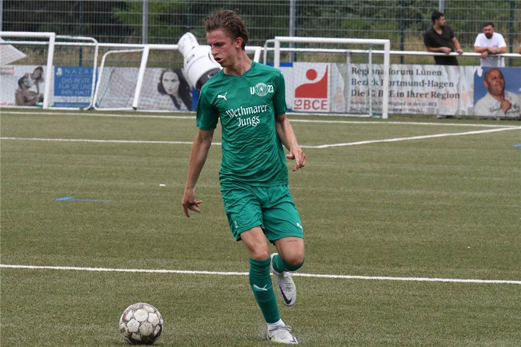 Nach Bezirksliga-Abstieg: Externer Neuzugang will „in führender Rolle vorangehen“ Lennart Cirkel führt den Ball.