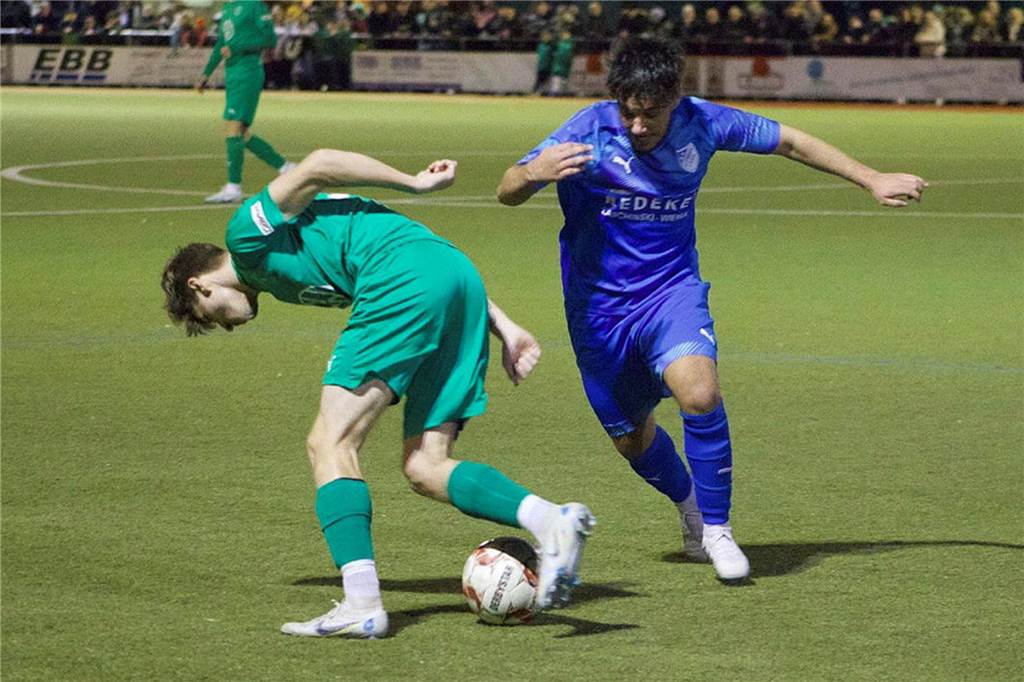 Wethmar-Derbyheld Wehner überglücklich Niklas Wehner dribbelt Selim Mechken aus.