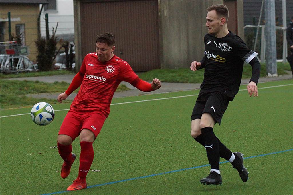 TuRa Bergkamen siegt gegen Wethmar: „Ich will Spiele gewinnen und keine Schönheitspreise“ Riaan Neutzner (r.) geht hier gegen Bergkamens Nico Nagel zum Ball.