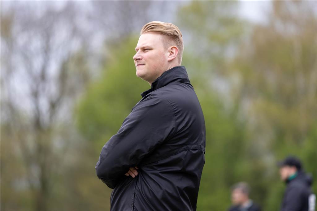 Nico Sonnen verlässt TuS Westfalia Wethmar Paul Mantei steht am Spielfeldrand.