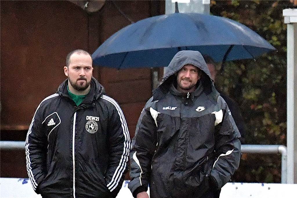 Gehaltsverzicht? So sieht es bei Westfalia Wethmar und BV Brambauer aus Wethmars Trainer-Duo Steven Koch (l.) und Christian Kinder will die Westfalia nicht im Regen stehen lassen - und verzichtet freiwillig auf sein Gehalt.