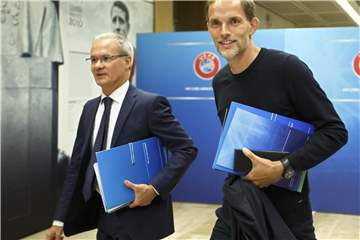 Wettbewerbsdirektor Giorgio Marchetti begibt sich gemeinsam mit PSG-Coach Thomas Tuchel nach dem Forum in die UEFA-Zentrale in Nyon. Foto: Salvatore Di Nolfi/KEYSTONE