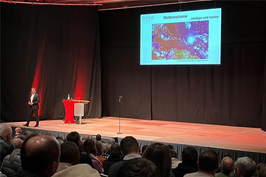 „Null Emission bedeutet erneuerbare Energien. Punkt.“ Wetterextreme nehmen weltweit an Häufigkeit und Intensität zu - eine Folge der Erderwärmung, wie Prof. Dr. Anders Levermann erläuterte.