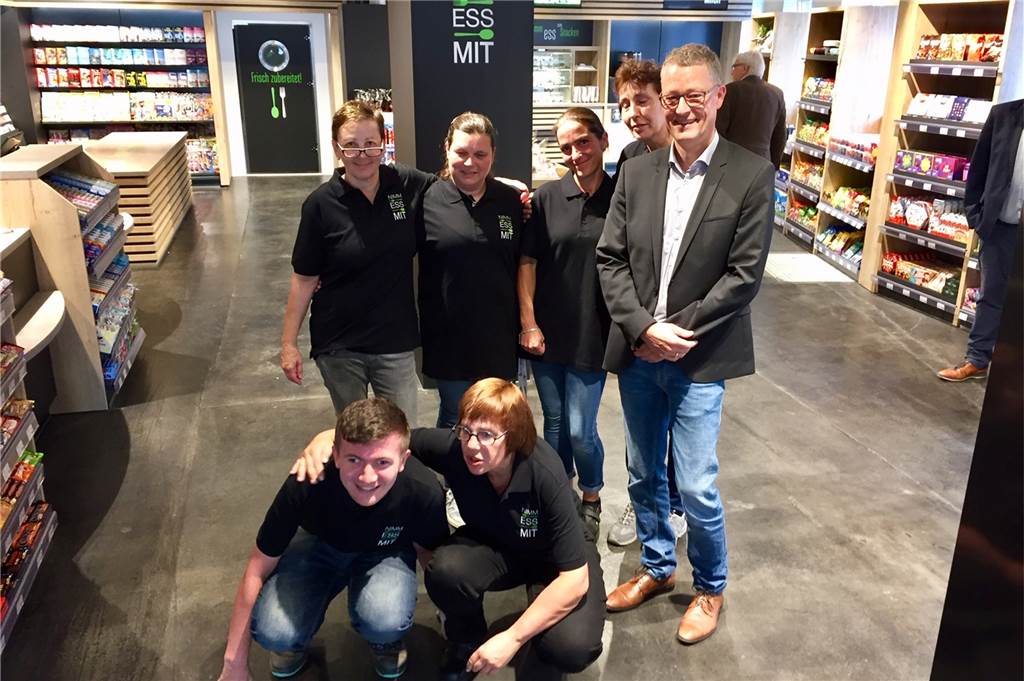 NimmEssMit eröffnet: Das bietet der Mini-Supermarkt und so sind die Preise Wewole-Chef Rochus Wellenbrock mit einigen der Mitarbeiter im neuen Bahnhofskiosk.
