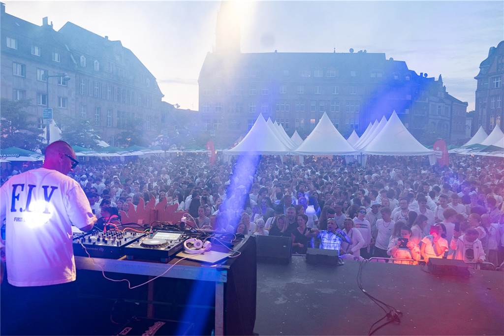 White Night, Fassanstich mit Bürgermeister Rajko Kravanja, DJ Moguai, leckere Küche – das war der erste Abend von Castrop kocht über am 29. Mai auf dem Castroper Marktplatz.
