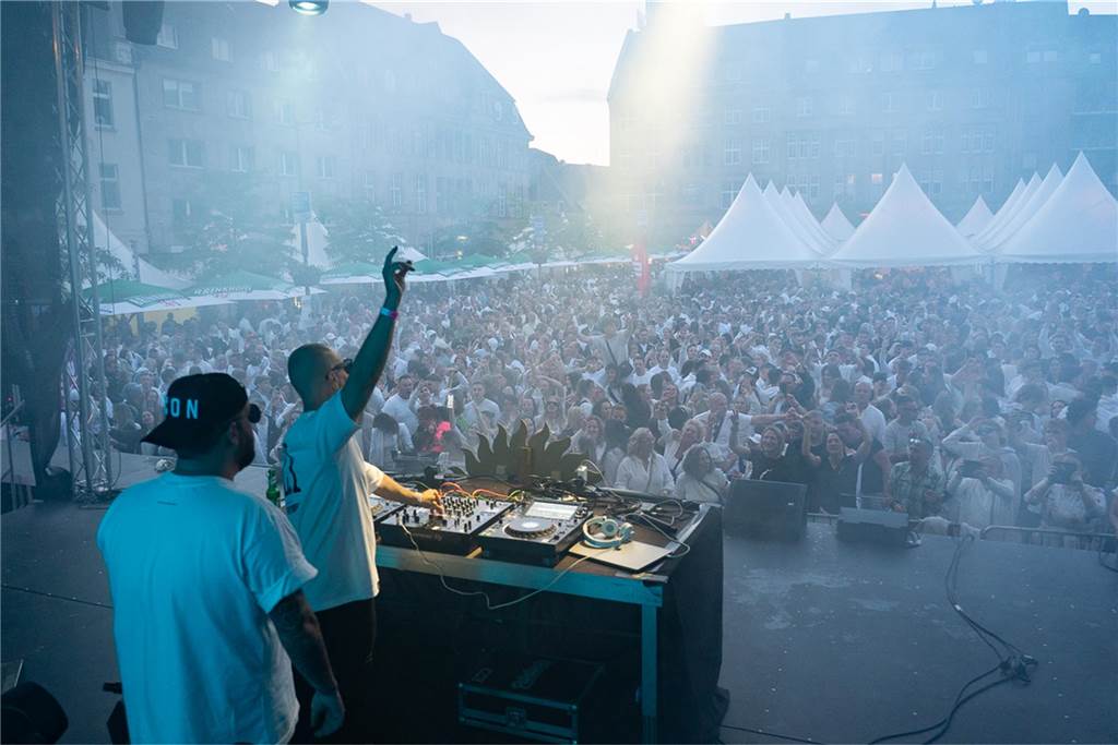 White Night, Fassanstich mit Bürgermeister Rajko Kravanja, DJ Moguai, leckere Küche – das war der erste Abend von Castrop kocht über am 29. Mai auf dem Castroper Marktplatz.
