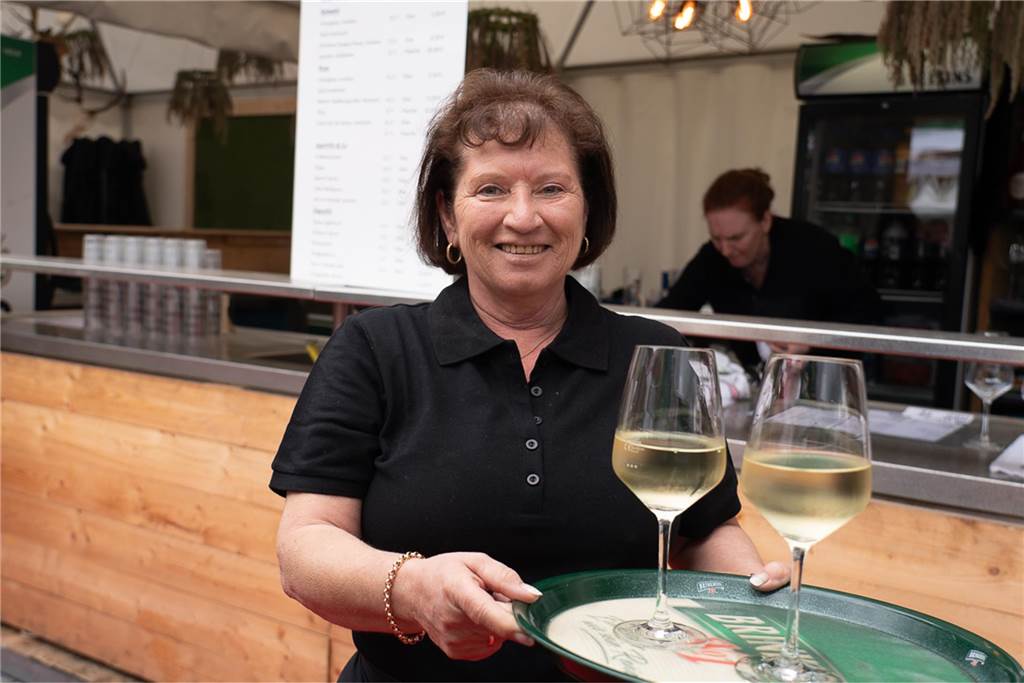 White Night, Fassanstich mit Bürgermeister Rajko Kravanja, DJ Moguai, leckere Küche – das war der erste Abend von Castrop kocht über am 29. Mai auf dem Castroper Marktplatz.