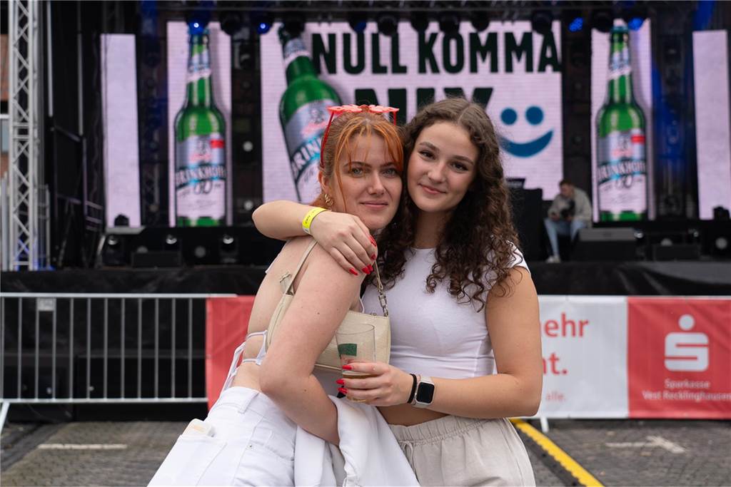White Night, Fassanstich mit Bürgermeister Rajko Kravanja, DJ Moguai, leckere Küche – das war der erste Abend von Castrop kocht über am 29. Mai auf dem Castroper Marktplatz.