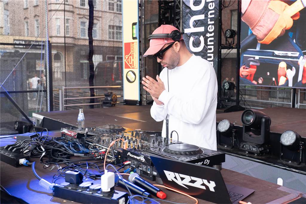 White Night, Fassanstich mit Bürgermeister Rajko Kravanja, DJ Moguai, leckere Küche – das war der erste Abend von Castrop kocht über am 29. Mai auf dem Castroper Marktplatz.