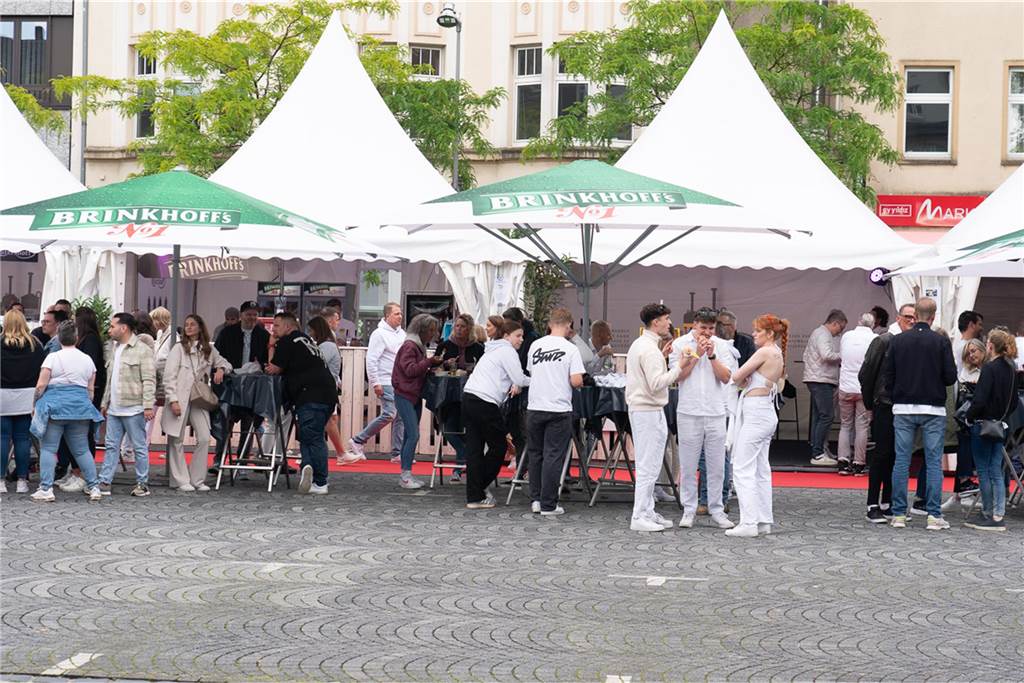 White Night, Fassanstich mit Bürgermeister Rajko Kravanja, DJ Moguai, leckere Küche – das war der erste Abend von Castrop kocht über am 29. Mai auf dem Castroper Marktplatz.
