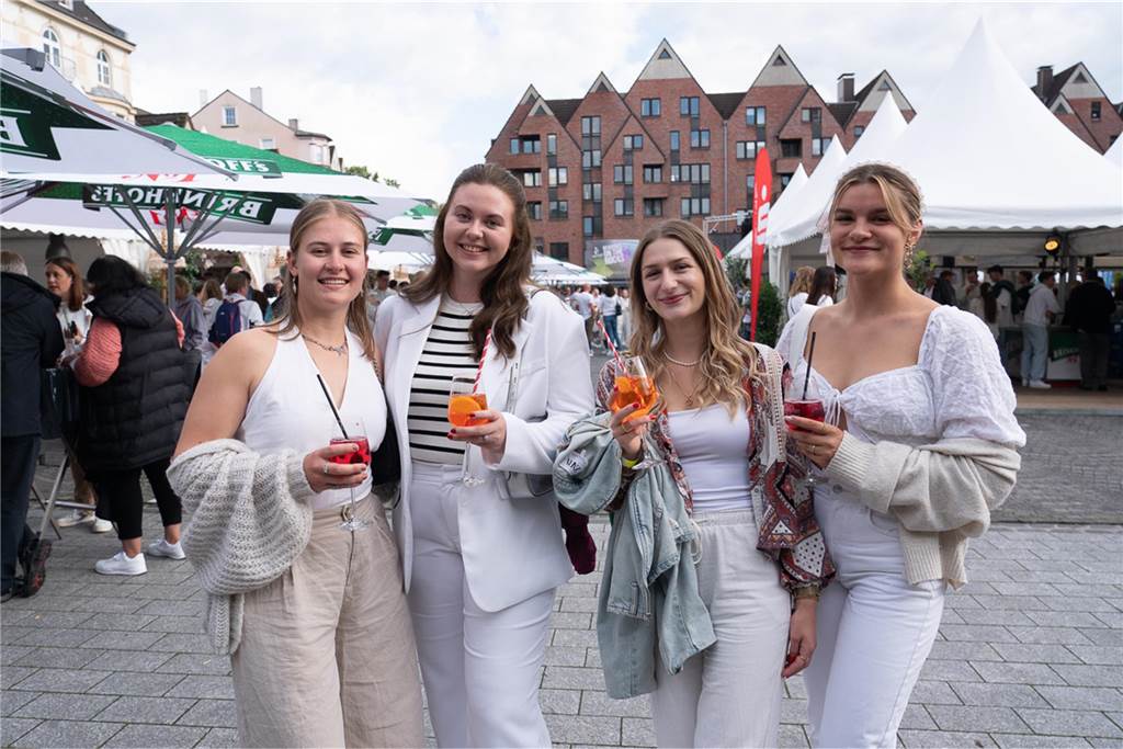 White Night, Fassanstich mit Bürgermeister Rajko Kravanja, DJ Moguai, leckere Küche – das war der erste Abend von Castrop kocht über am 29. Mai auf dem Castroper Marktplatz.