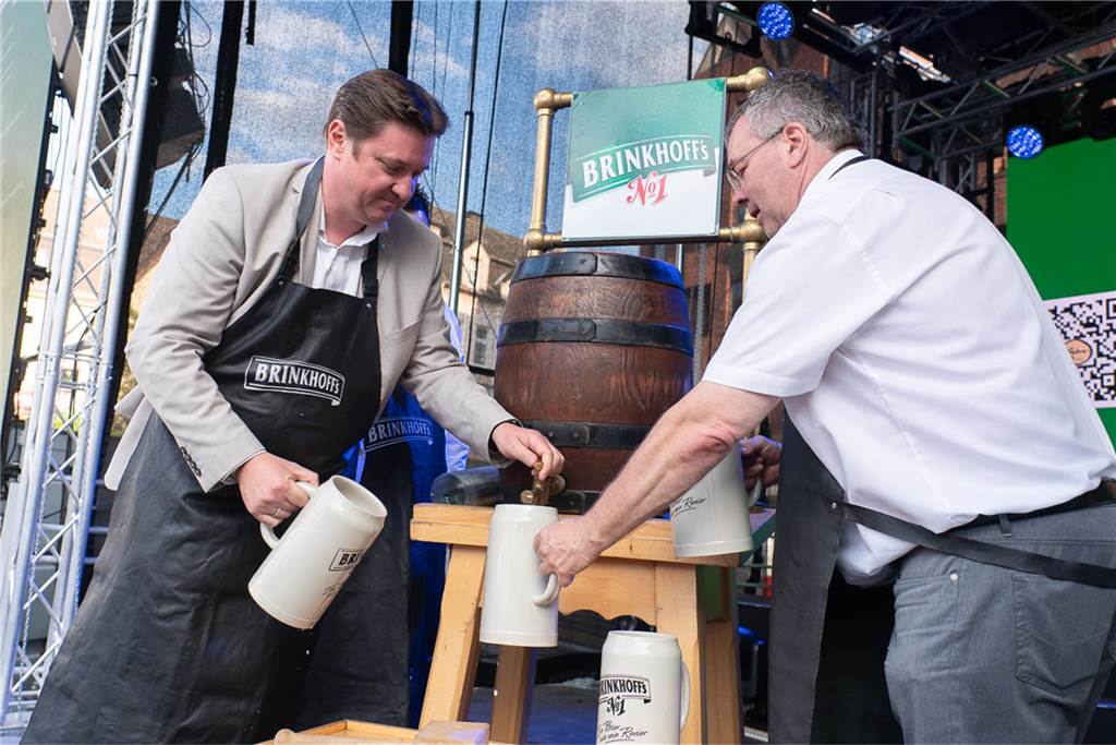 White Night, Fassanstich mit Bürgermeister Rajko Kravanja, DJ Moguai, leckere Küche – das war der erste Abend von Castrop kocht über am 29. Mai auf dem Castroper Marktplatz.