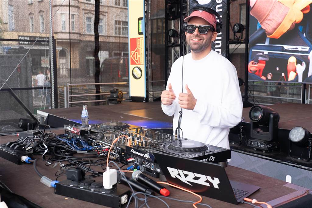White Night, Fassanstich mit Bürgermeister Rajko Kravanja, DJ Moguai, leckere Küche – das war der erste Abend von Castrop kocht über am 29. Mai auf dem Castroper Marktplatz.
