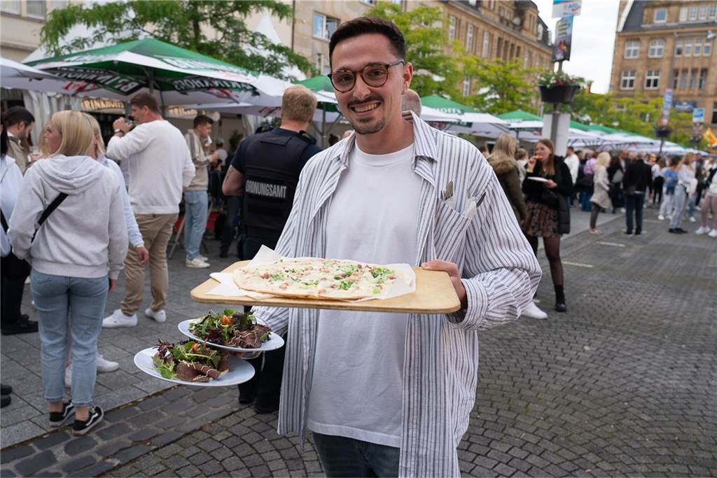 White Night, Fassanstich mit Bürgermeister Rajko Kravanja, DJ Moguai, leckere Küche – das war der erste Abend von Castrop kocht über am 29. Mai auf dem Castroper Marktplatz.