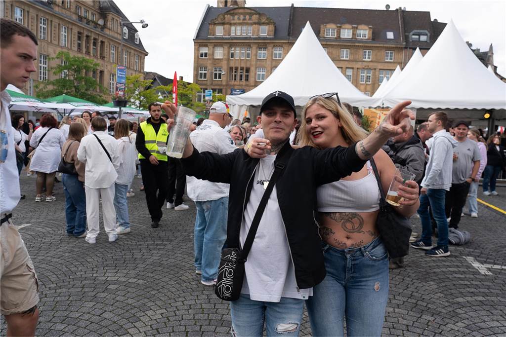 White Night, Fassanstich mit Bürgermeister Rajko Kravanja, DJ Moguai, leckere Küche – das war der erste Abend von Castrop kocht über am 29. Mai auf dem Castroper Marktplatz.