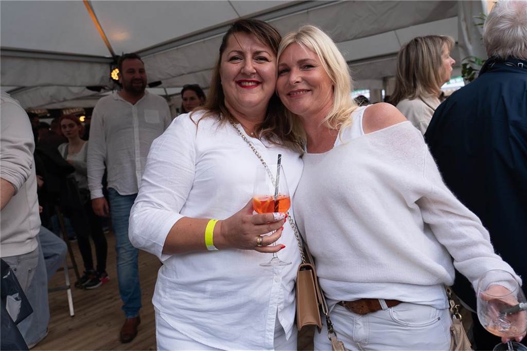 White Night, Fassanstich mit Bürgermeister Rajko Kravanja, DJ Moguai, leckere Küche – das war der erste Abend von Castrop kocht über am 29. Mai auf dem Castroper Marktplatz.
