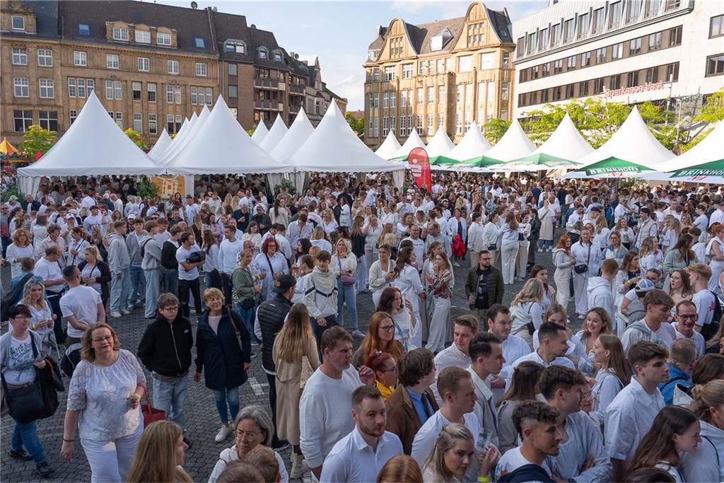 White Night, Fassanstich mit Bürgermeister Rajko Kravanja, DJ Moguai, leckere Küche – das war der erste Abend von Castrop kocht über am 29. Mai auf dem Castroper Marktplatz.