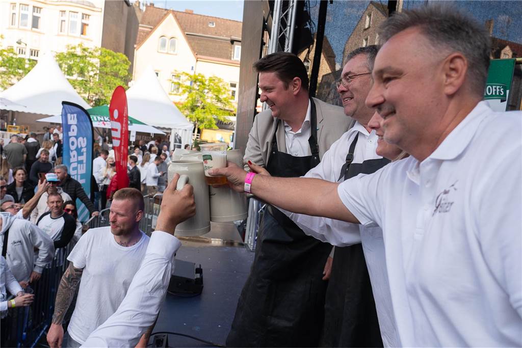 White Night, Fassanstich mit Bürgermeister Rajko Kravanja, DJ Moguai, leckere Küche – das war der erste Abend von Castrop kocht über am 29. Mai auf dem Castroper Marktplatz.