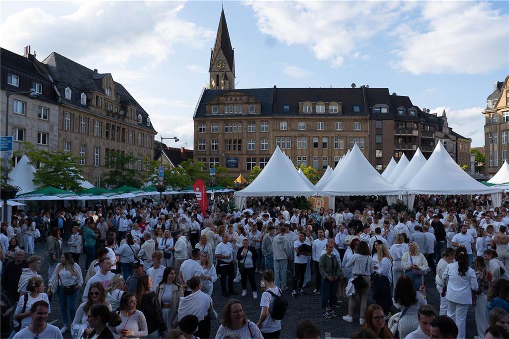White Night, Fassanstich mit Bürgermeister Rajko Kravanja, DJ Moguai, leckere Küche – das war der erste Abend von Castrop kocht über am 29. Mai auf dem Castroper Marktplatz.
