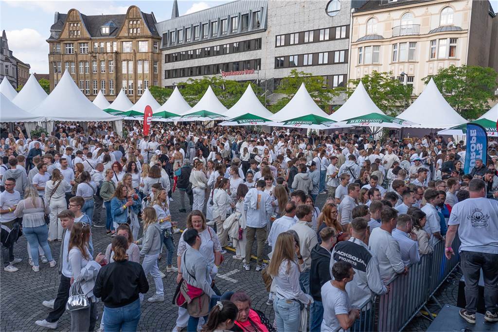 White Night, Fassanstich mit Bürgermeister Rajko Kravanja, DJ Moguai, leckere Küche – das war der erste Abend von Castrop kocht über am 29. Mai auf dem Castroper Marktplatz.