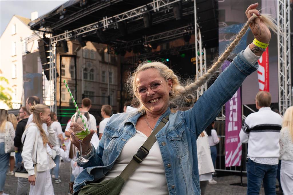 White Night, Fassanstich mit Bürgermeister Rajko Kravanja, DJ Moguai, leckere Küche – das war der erste Abend von Castrop kocht über am 29. Mai auf dem Castroper Marktplatz.