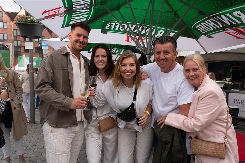 White Night, Fassanstich mit Bürgermeister Rajko Kravanja, DJ Moguai, leckere Küche – das war der erste Abend von Castrop kocht über am 29. Mai auf dem Castroper Marktplatz.